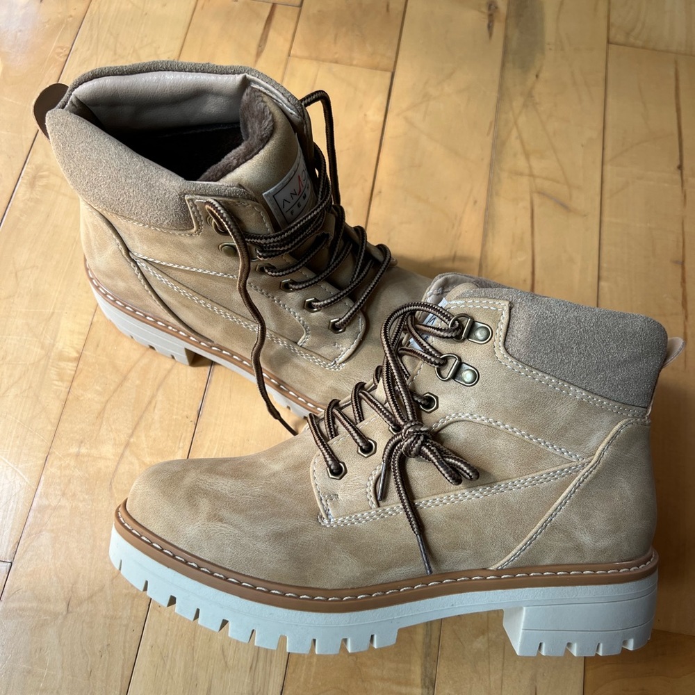 Never worn women’s hiking boots